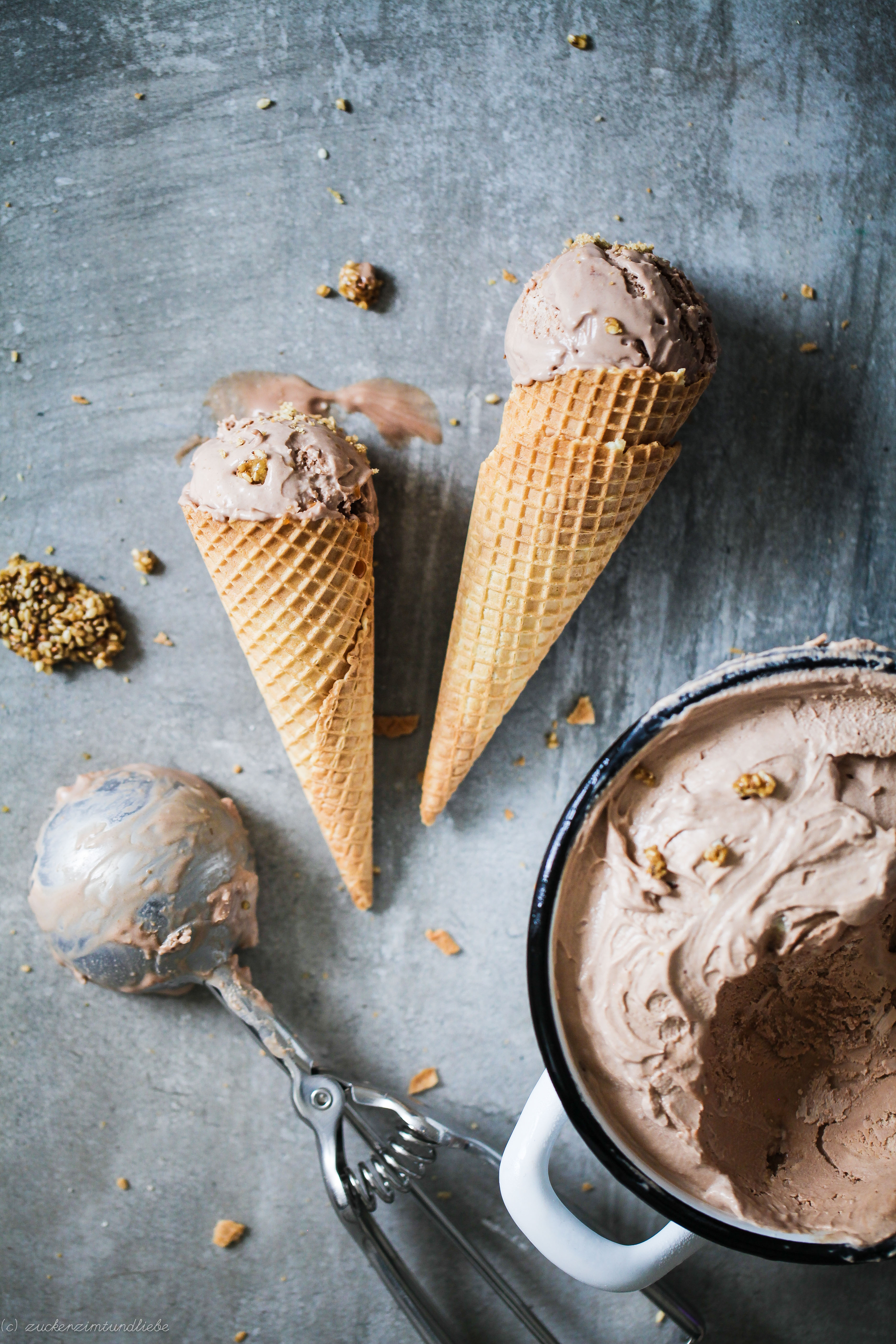 Rezept bestes Nutella Eis ohne Eismaschine mit Sesamkrokant Foodblog Nutella ice cream candied sesame food styling ice cream